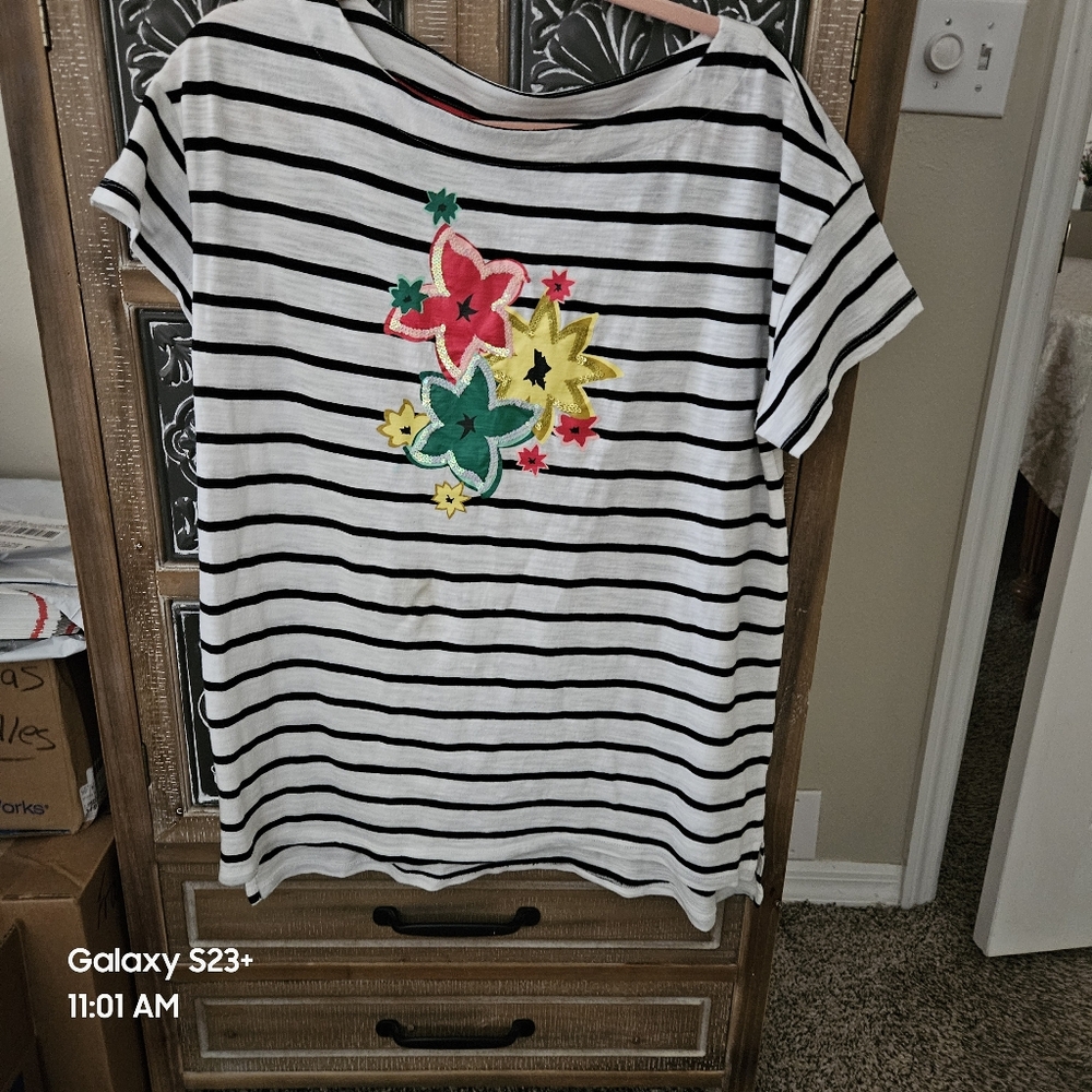 KIM ROGERS SIZE S(runs large) Striped Floral Embroidered Tee - Black and White